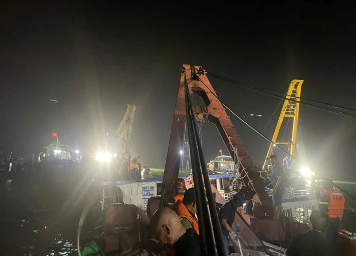 Phút len lỏi từng ngóc ngách tàu tìm thi thể bị mắc kẹt qua lời kể của đại uý hải quân