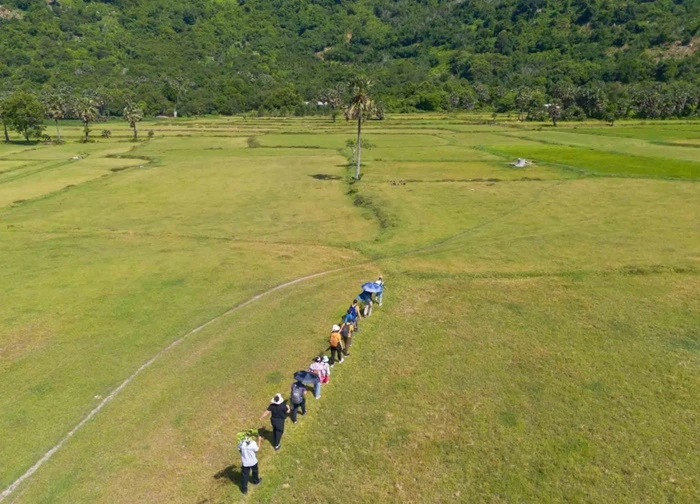 Về núi Cấm trekking, tắm suối