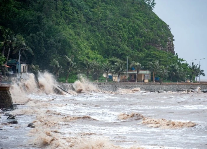 Bão số 3 Wipha đã vào ven bờ Hải Phòng - Ninh Bình, nhiều nơi mưa lớn