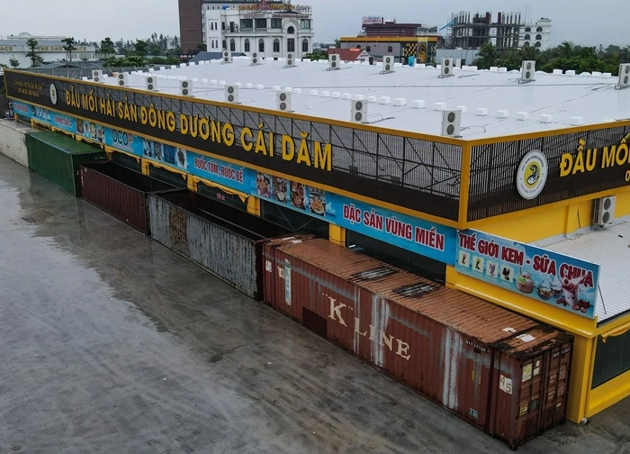Chủ nhà hàng chi 108 triệu đồng/ngày thuê container chắn cửa chống bão: Từng bị bão YAGI "san bằng tất cả"