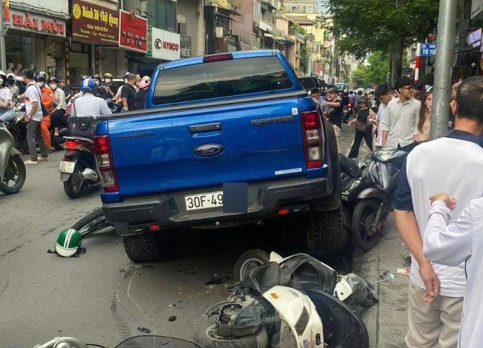 Danh tính tài xế xe bán tải tông loạt xe máy trên phố Hà Nội