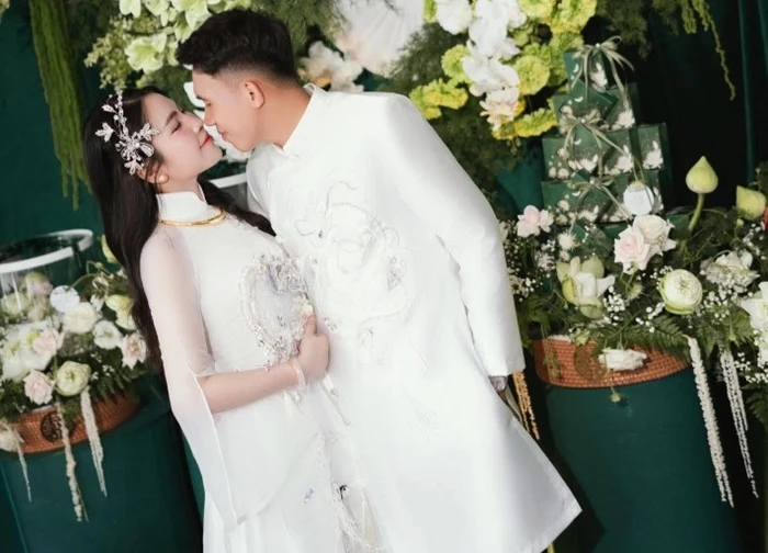 Hình ảnh hiếm hoi trong lễ đính hôn của cầu thủ U23 Việt Nam và cô chủ tiệm vàng