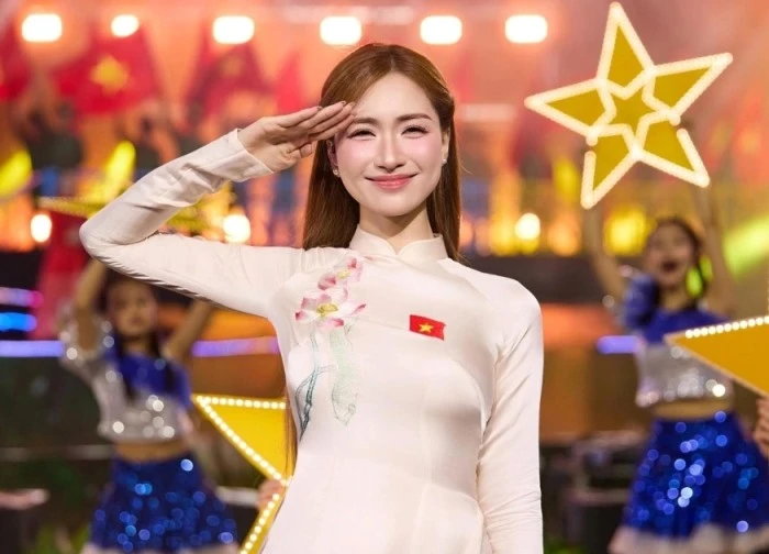 Hòa Minzy gửi 300 triệu đồng giúp đỡ đồng bào Nghệ An bị lũ do bão số 3 gây ra
