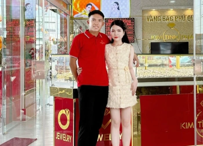 Sao U23 Việt Nam bí mật cưới cô chủ tiệm vàng yêu từ năm 17 tuổi, nhan sắc và gia thế nàng WAG gây sốt