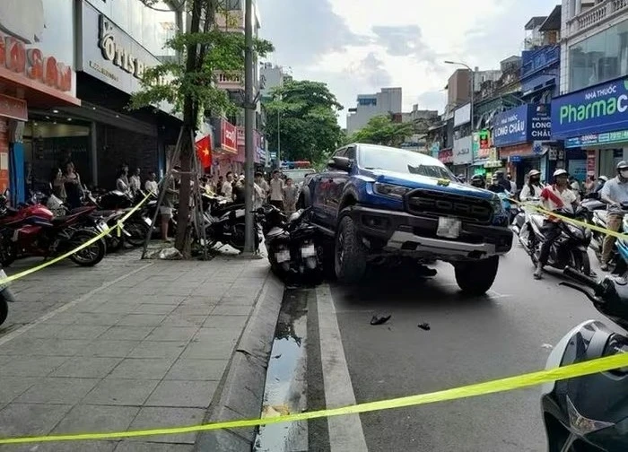 Vụ tông xe kinh hoàng ở Hà Nội: Tài xế vừa mua xe, nổ máy thì bất ngờ xe bán tải chồm lên...