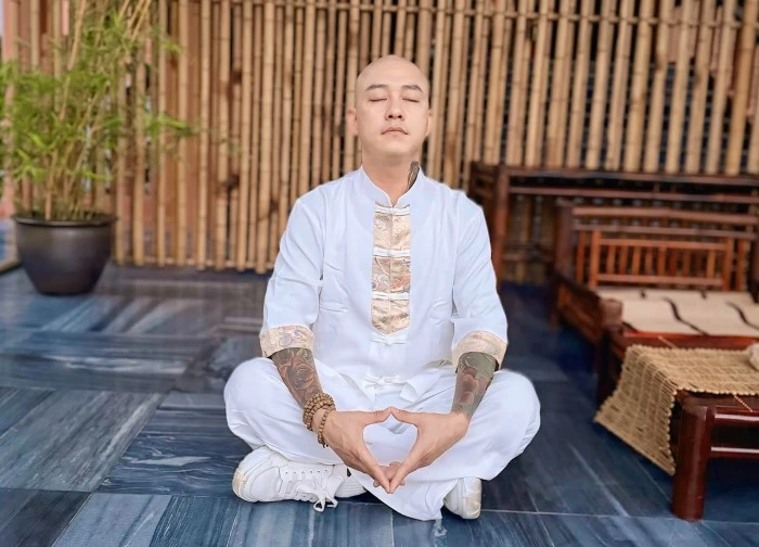 Ca sĩ Tuấn Hưng xuống tóc quy y