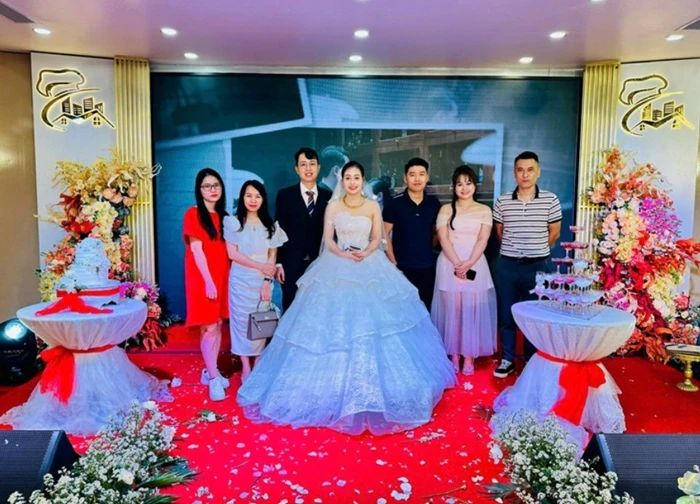 Cô gái Ninh Bình làm lễ đón dâu ở chung cư, em bé hàng xóm níu váy không rời