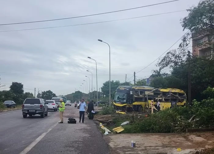 Hiện trường vụ lật xe khách thảm khốc ở Hà Tĩnh