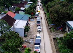 Xúc động: đoàn xe nối đuôi vượt lũ mang "hơi ấm" đến bản làng Nghệ An