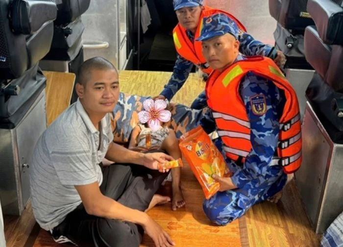 Father and son drifted for 13 hours in the middle of the sea in Nghe An: confronting waves 2 meters high