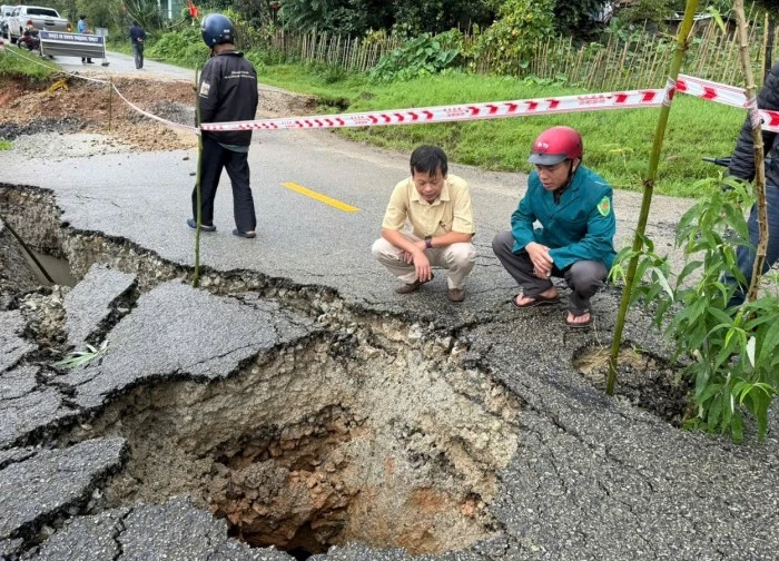 'Hố tử thần' xuất hiện trên quốc lộ