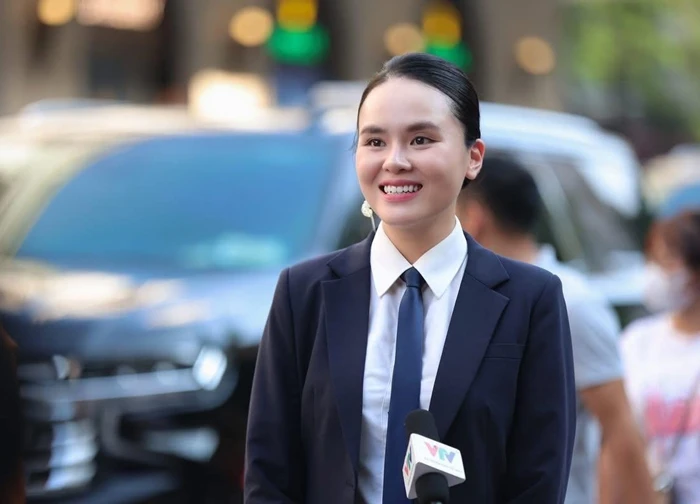 Ngắm "chị đẹp" cảnh vệ ngầu nhất đội hình Công an trình diễn chống khủng bố tại Hồ Gươm
