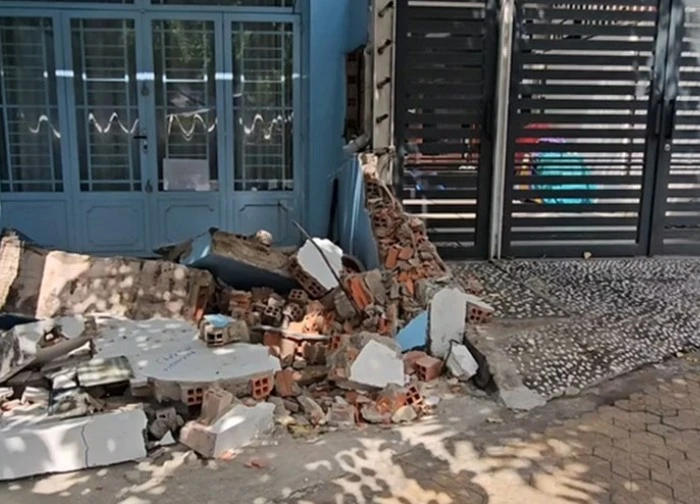 Taxi tông sập tường nhà dân ở TPHCM, nam tài xế cầm dao đi quanh hiện trường