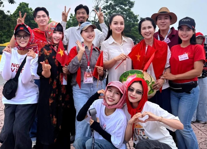 Đen Vâu - Hoàng Thuỳ Linh cười tươi rói, cùng dàn sao tập luyện diễu hành sáng 29/8 tại SVĐ Mỹ Đình