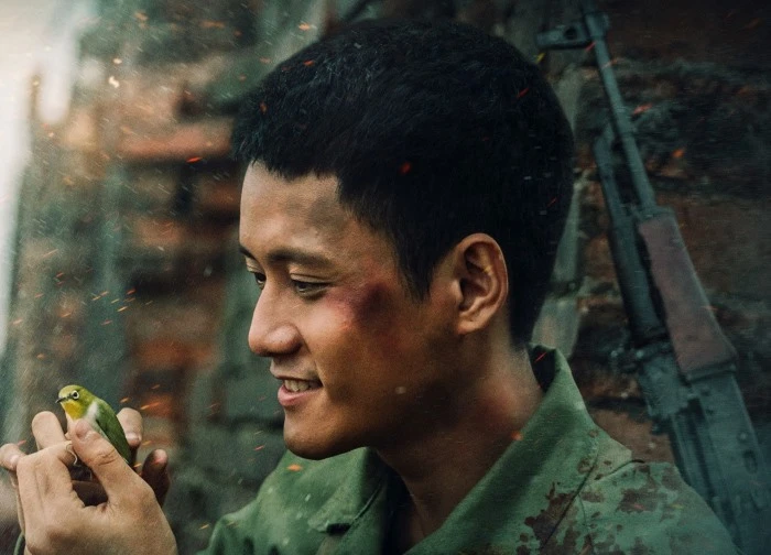 'Mưa đỏ': Tiếng cười và sự lạc quan không tắt giữa chiến trường khốc liệt