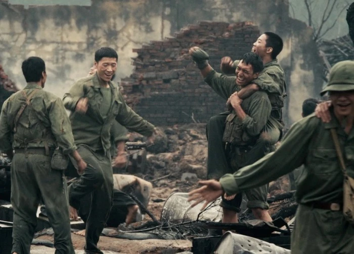 "Mưa đỏ" vượt mốc 200 tỷ đồng, thành phim chiến tranh có doanh thu cao nhất