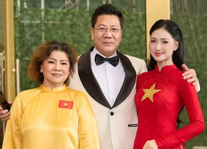 NSND Thanh Hoa hạnh phúc ngập tràn bên Hoà Minzy, dàn diễn viên 'Mưa đỏ' gây sốt