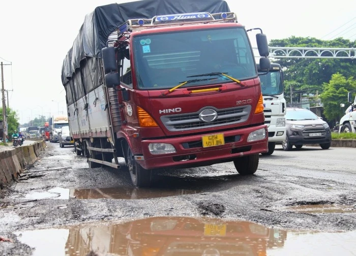 Ô tô chao đảo, tài xế run rẩy trên quốc lộ dày đặc ổ trâu, ô voi