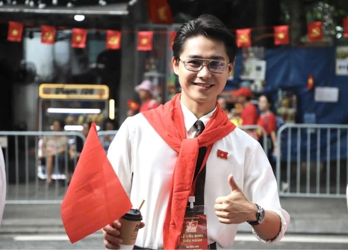 Tang Duy Tan "million view musician", emotional moment in A80 parade