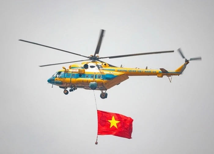 Trực thăng kéo cờ Đảng, cờ Tổ quốc bay qua quảng trường Ba Đình