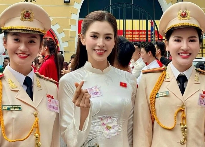 Bức ảnh viral khắp MXH của nữ cảnh sát từng vào vai 'girl phố'