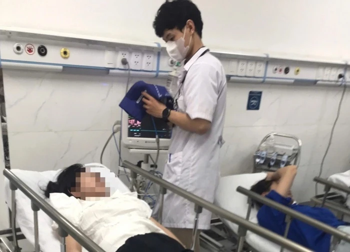 Cảnh sát PCCC kịp thời đưa bé gái bị ngất đi cấp cứu