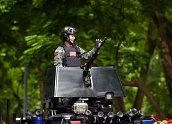 Two "beautiful ladies" on armored vehicles cause a stir at the parade - "more charismatic than in the movies"