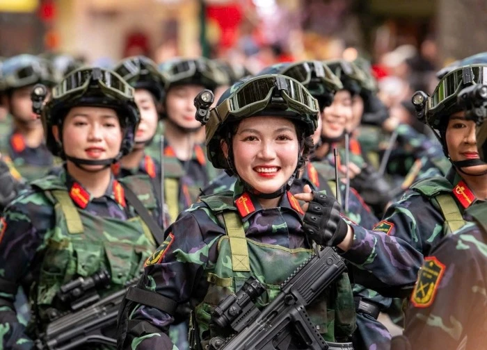 Nữ chiến sĩ biệt động gây sốt với đoạn clip 11 giây cười tươi giữa trời mưa