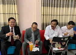 Photo of Hoang Nam Tien and owner Tan Hiep Phat being dug up, eating 1 controversial dish together
