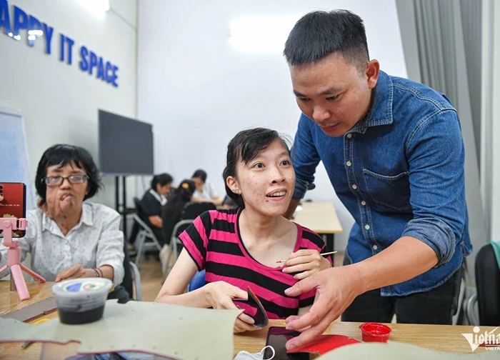 Cậu bé Hà Nội đánh giày để có tiền đi học, giờ là giám đốc 'bệnh viện đặc biệt'