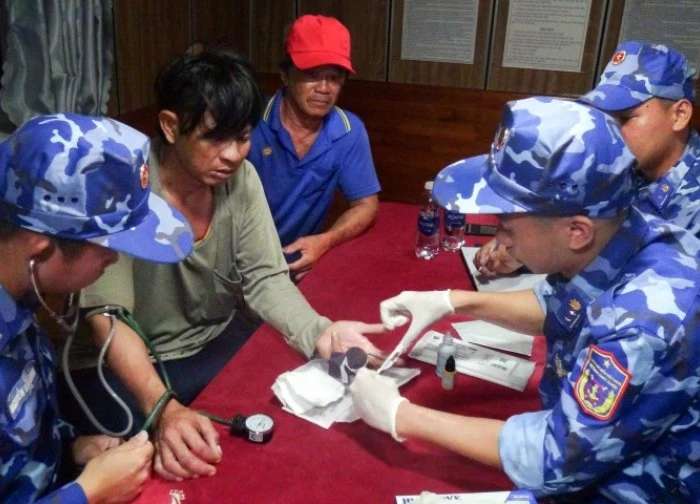 Hỗ trợ y tế khẩn cấp cho ngư dân gặp nạn trên vùng biển Tây Nam