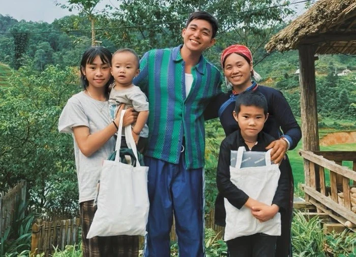 1 thành viên Gia đình Haha trở lại Bản Liền sau 4 tháng xa cách, chị Thông bật khóc ôm chặt không rời