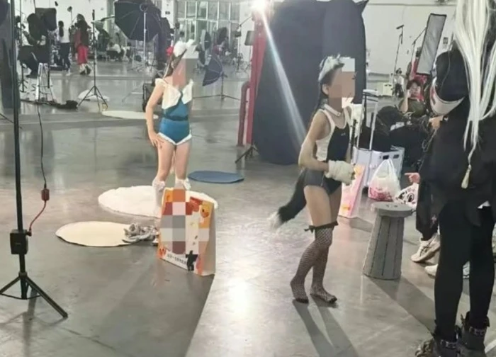 Bức ảnh trong 1 triển lãm thổi bùng phẫn nộ: Thái độ của phụ huynh có mặt càng khiến ai nấy đau lòng