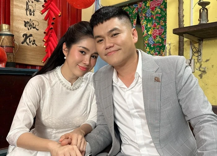 Chuyện tình thập kỷ của nam nghệ sĩ cưới vợ là nữ diễn viên hơn 7 tuổi, có 1 con riêng