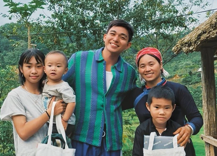 Jun Pham returns to Ban Lien hugging Ms. Thong, revealing the time of filming Family Haha season 2?