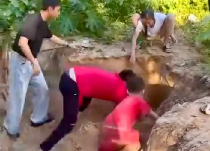 Tài xế Tí Hon và du khách cứu bé trai bị cát đè khi chơi ở Côn Đảo