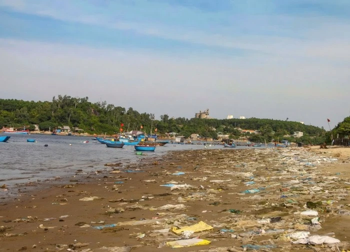 Bờ biển ngập ngụa trong rác ở Quảng Ngãi