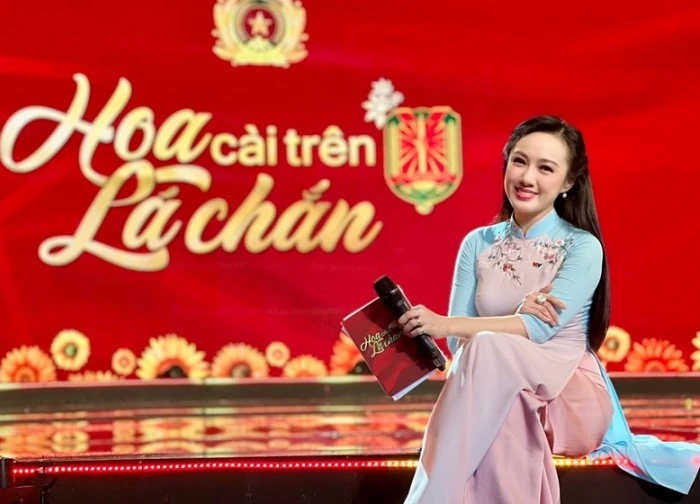 BTV Hoài Anh VTV thấm mệt sau 5 tiếng ghi hình, Quang Dũng đón tuổi 49
