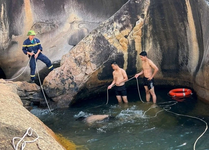 Thi thể thiếu niên kẹt dưới hốc đá sau chuyến dã ngoại