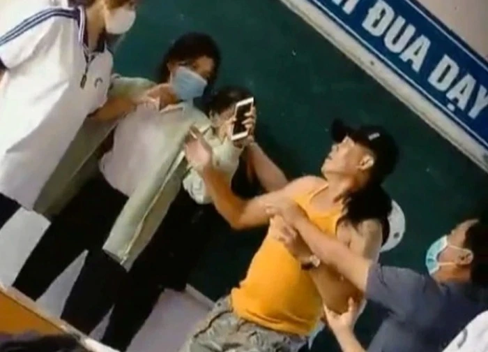 Từ sự việc người đàn ông đánh phụ nữ ở chung cư: Dạy gì cho trẻ?