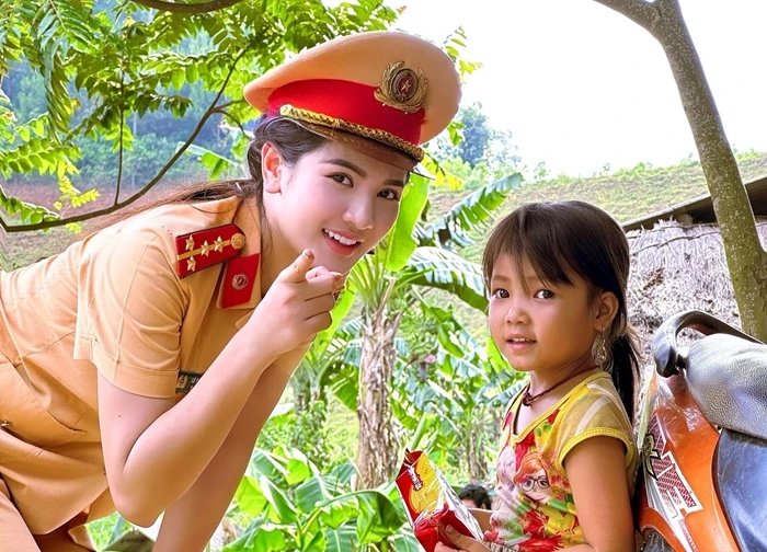 Vai 'girl phố' gây bão mạng và chuyện chưa kể của nữ công an quê Thanh Hoá