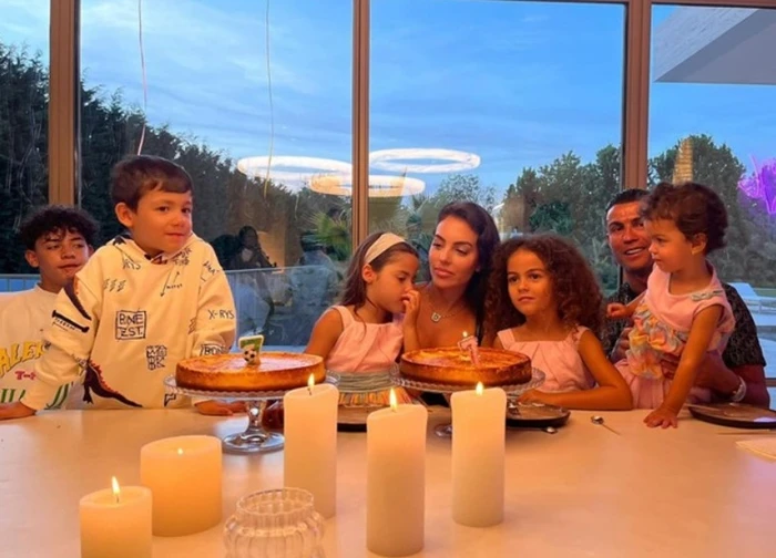 5 chuyện tình cổ tích sân cỏ: Messi chung tình với thanh mai trúc mã, Ronaldo cầu hôn bằng nhẫn kim cương triệu đô