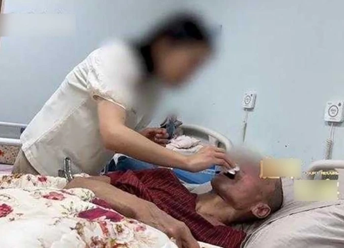 Giúp việc lấy sạch tiền của ông lão 84 tuổi, con cái 'kiện' mới biết đó là mẹ kế