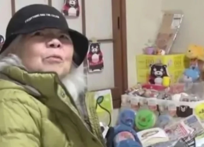 Kiếm hơn 70 triệu đồng/tháng, 2 mẹ con ở Nhật Bản vẫn sống trong "ngôi nhà rác", tắm ở khu công cộng - Nghe lý do sốc ngang!