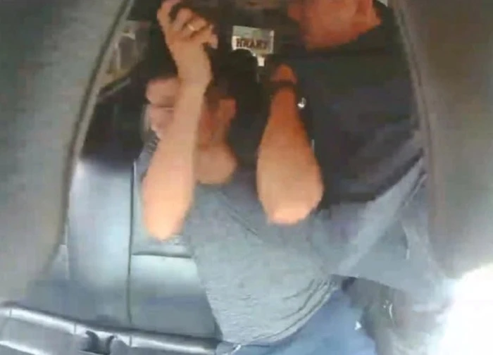 Tài xế bị 4 người lạ chặn đường, đánh đấm tới tấp trên ô tô