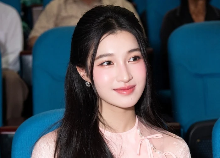 Á hậu Phương Nhi khoe visual phu nhân hào môn, vắng bóng cả năm vẫn "lia cam" chuẩn cỡ này!