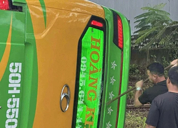 Phá cửa kính giải cứu 46 người kẹt trên xe khách bị lật