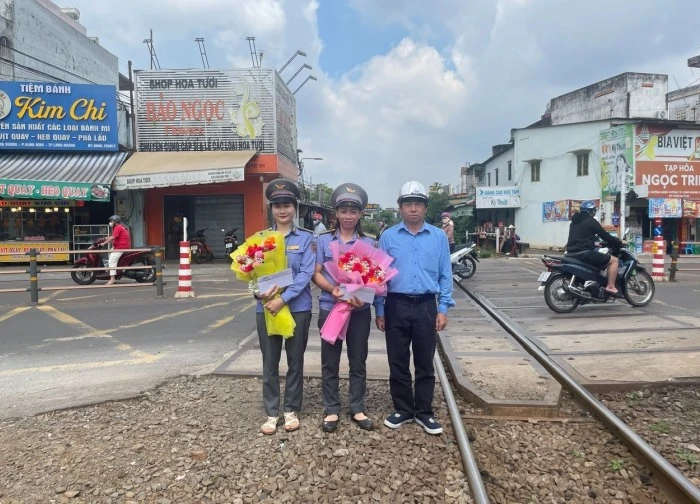 Ba giây sinh tử khi 2 người lao vào cứu thanh niên phi xe 'thông chốt' trước mũi tàu