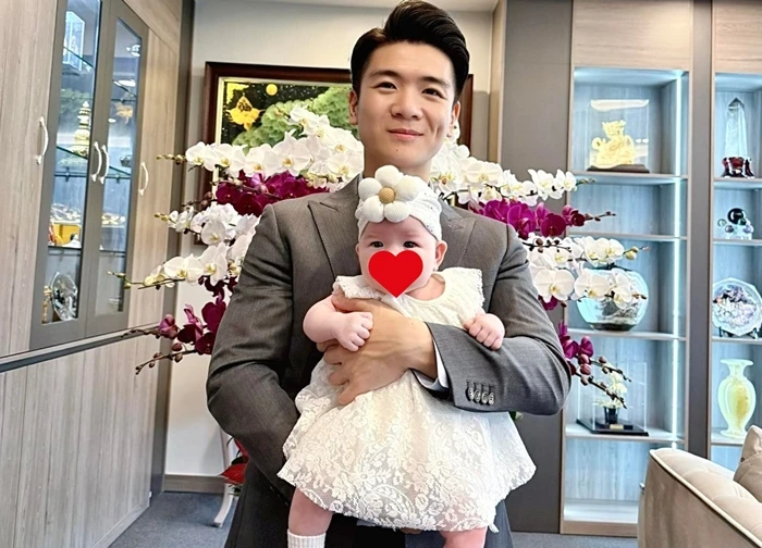 "Bố đơn thân nghìn tỷ" nhà bầu Hiển phong độ đón sinh nhật, visual tổng tài "bỉm sữa" gây sốt