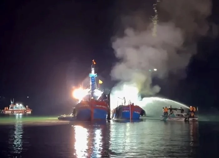Lửa bao trùm một tàu cá Quảng Ngãi đang neo đậu tại cửa Sa Kỳ
